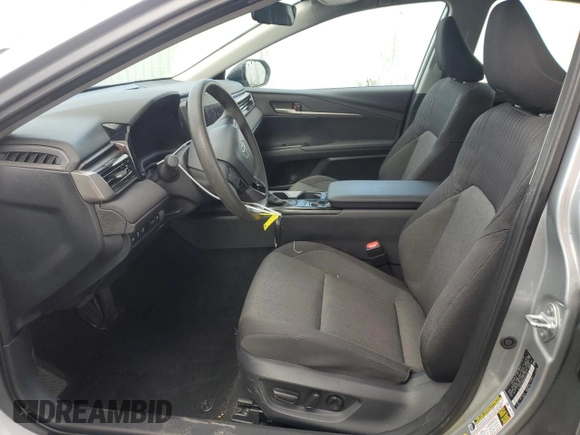 2025 Toyota Camry LE z VIN 4T1DAACK8SU007349, wystawiony jako Copart lot #48939945 z przebiegiem 25 107 mil mil oraz Szkoda całkowita • Salvage title. Historia ofert i sprzedaży dostępna na DreamBid. Obrazek 7.