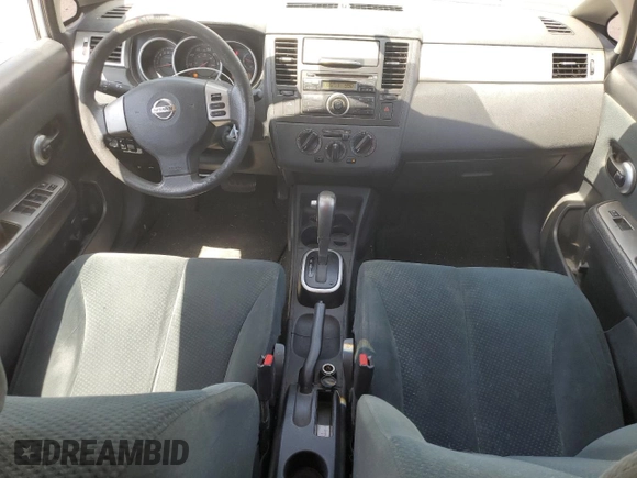 2010 Nissan Versa S z VIN 3N1BC1CP3AL369134, wystawiony jako Copart lot #54437395 z przebiegiem 236 643 mil mil oraz Szkoda całkowita • Salvage title. Historia ofert i sprzedaży dostępna na DreamBid. Obrazek 8.