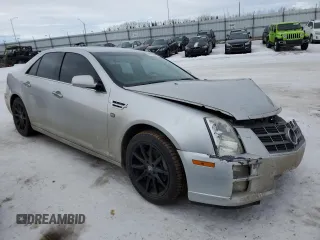 2011 Cadillac STS RWD z VIN 1G6DW6ED4B0120954, wystawiony jako Copart lot #42792695 z przebiegiem Nie podano mil oraz Szkoda całkowita • Salvage title. Historia ofert i sprzedaży dostępna na DreamBid. Obrazek 4.