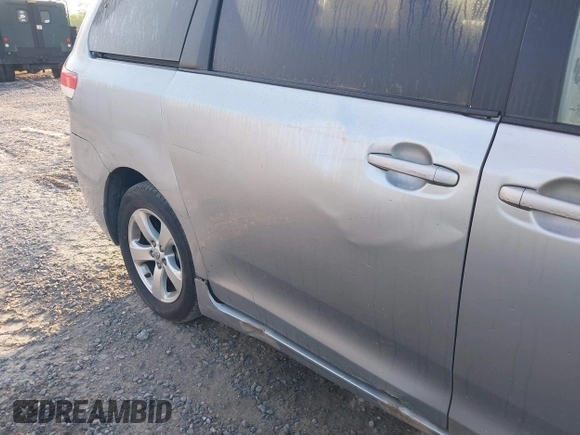 2014 Toyota Sienna LE AAS z VIN 5TDKK3DC8ES433739, wystawiony jako IAAI lot #42680907 z przebiegiem 188 589 mil mil oraz . Historia ofert i sprzedaży dostępna na DreamBid. Obrazek 17.