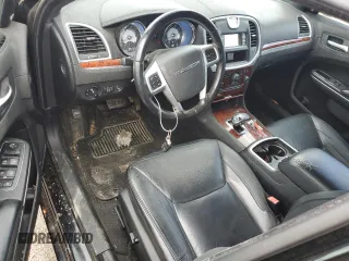 2012 Chrysler 300 Limited z VIN 2C3CCACG6CH144305, wystawiony jako Copart lot #51346195 z przebiegiem 133 872 mil mil oraz Szkoda całkowita • Salvage title. Historia ofert i sprzedaży dostępna na DreamBid. Obrazek 8.
