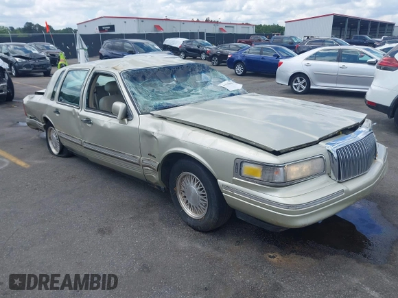 1997 Lincoln Town Car Signature z VIN 1LNLM82W3VY746254, wystawiony jako IAAI lot #42144893 z przebiegiem 97 834 mil mil oraz . Historia ofert i sprzedaży dostępna na DreamBid. Obrazek 1.