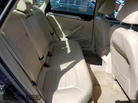 2014 Volkswagen Passat Wolfsburg Edition z VIN 1VWAT7A32EC036093, wystawiony jako Copart lot #52129185 z przebiegiem 106 949 mil mil oraz Szkoda całkowita • Salvage title. Historia ofert i sprzedaży dostępna na DreamBid. Obrazek 11.