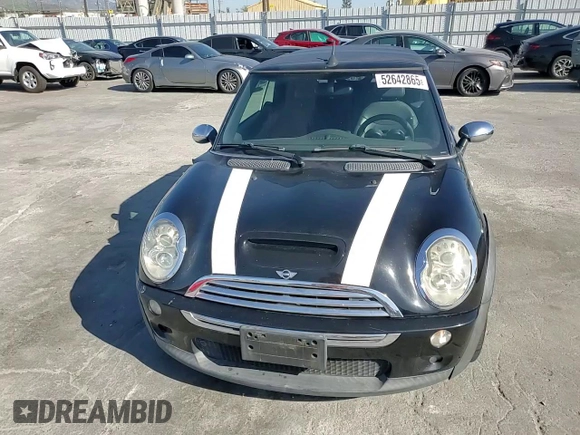 2005 MINI Convertible S z VIN WMWRH33415TF80610, wystawiony jako Copart lot #52642865 z przebiegiem 82 141 mil mil oraz Szkoda całkowita • Salvage title. Historia ofert i sprzedaży dostępna na DreamBid. Obrazek 11.