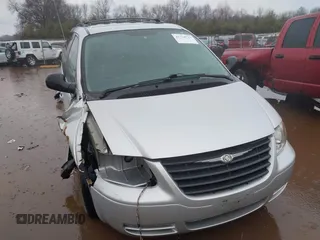 2006 Chrysler Town & Country SWB with VIN 1A4GP45R86B746860, listed as a IAAI auction lot 41728723 with 147,897 mi miles. Bid and sale history available at carsss.com. Image 1.