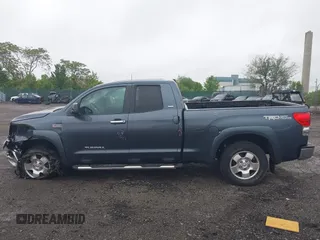 2008 Toyota Tundra z VIN 5TFBV54148X071912, wystawiony jako IAAI lot #42209379 z przebiegiem 261 492 mil mil oraz . Historia ofert i sprzedaży dostępna na DreamBid. Obrazek 15.