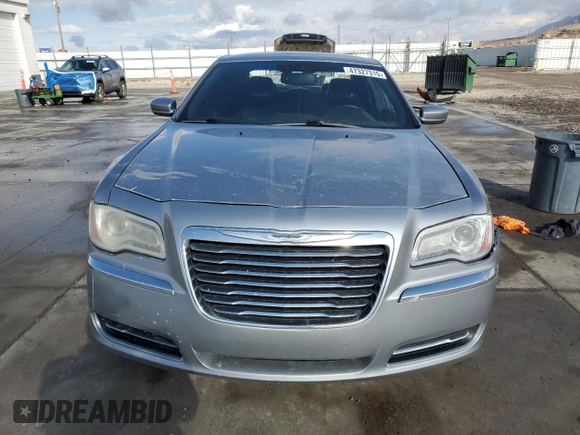 2013 Chrysler 300 z VIN 2C3CCAAG2DH572389, wystawiony jako Copart lot #47327315 z przebiegiem 144 262 mil mil oraz Szkoda całkowita • Salvage title. Historia ofert i sprzedaży dostępna na DreamBid. Obrazek 5.