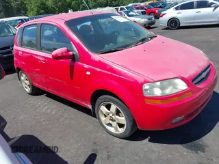 2006 Chevrolet Aveo LS z VIN KL1TD66676B517803, wystawiony jako IAAI lot #42189907 z przebiegiem 130 911 mil mil oraz . Historia ofert i sprzedaży dostępna na DreamBid. Obrazek 1.