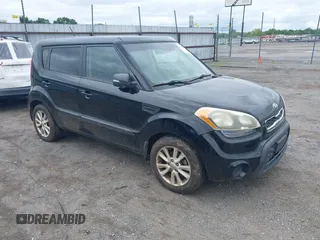 2013 Kia Soul + z VIN KNDJT2A69D7550322, wystawiony jako IAAI lot #42370880 z przebiegiem 214 566 mil mil oraz . Historia ofert i sprzedaży dostępna na DreamBid. Obrazek 1.