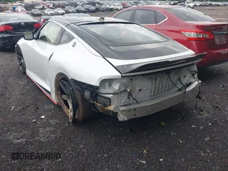 2023 Nissan Z Sport z VIN JN1BZ4AH1PM310285, wystawiony jako IAAI lot #42194303 z przebiegiem 10 957 mil mil oraz . Historia ofert i sprzedaży dostępna na DreamBid. Obrazek 3.