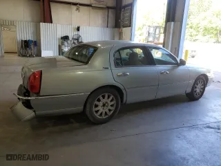 2007 Lincoln Town Car Signature Limited with VIN 1LNHM82VX7Y632445, listed as a Copart auction lot 50811845 with 197,104 mi miles and Salvage Title. Bid and sale history available at carsss.com. Image 3.