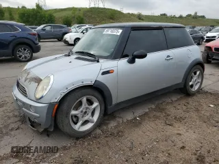 2004 MINI Hardtop z VIN WMWRC33424TJ54032, wystawiony jako Copart lot #59710375 z przebiegiem 130 850 mil mil oraz Czysty tytuł • Clean title. Historia ofert i sprzedaży dostępna na DreamBid. Obrazek 1.