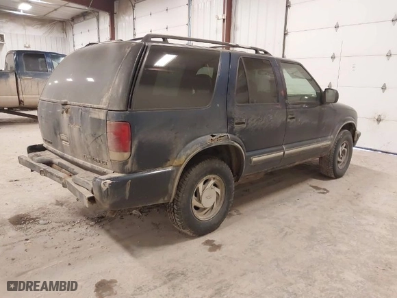 2000 Chevrolet Blazer LT with VIN 1GNDT13W8Y2141694, listed as a IAAI auction lot 41931315 with 251,945 mi miles. Bid and sale history available at carsss.com. Image 4.