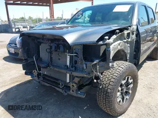 2023 Toyota Tacoma SR5 z VIN 3TMDZ5BN6PM153633, wystawiony jako IAAI lot #42353187 z przebiegiem 50 020 mil mil oraz . Historia ofert i sprzedaży dostępna na DreamBid. Obrazek 6.