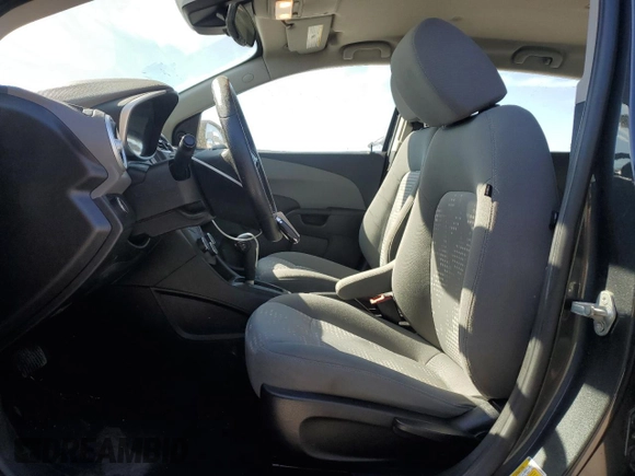 2020 Chevrolet Sonic LT z VIN 1G1JG6SB7L4128341, wystawiony jako Copart lot #49679705 z przebiegiem 54 751 mil mil oraz Szkoda całkowita • Salvage title. Historia ofert i sprzedaży dostępna na DreamBid. Obrazek 7.