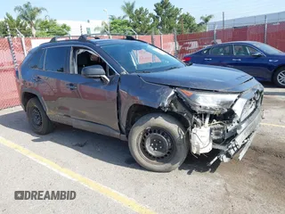 2021 Toyota RAV4 LE z VIN 2T3H1RFV7MW107684, wystawiony jako IAAI lot #42537894 z przebiegiem 79 027 mil mil oraz . Historia ofert i sprzedaży dostępna na DreamBid. Obrazek 1.