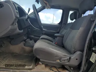 1998 Nissan Frontier XE z VIN 1N6DD26S3WC335610, wystawiony jako Copart lot #59061785 z przebiegiem 158 550 mil mil oraz Czysty tytuł • Clean title. Historia ofert i sprzedaży dostępna na DreamBid. Obrazek 7.