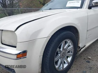 2005 Chrysler 300 with VIN 2C3JA63H25H686717, listed as a IAAI auction lot 41925750 with 230,196 mi miles. Bid and sale history available at carsss.com. Image 17.
