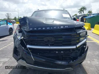 2025 Ford Expedition z VIN 1FMJK1M89SEA17806, wystawiony jako IAAI lot #42438561 z przebiegiem 3 269 mil mil oraz . Historia ofert i sprzedaży dostępna na DreamBid. Obrazek 12.