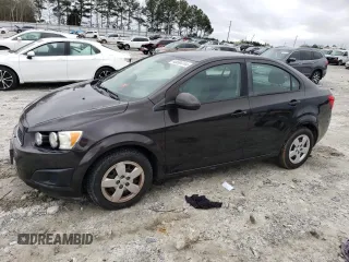 2013 Chevrolet Sonic LS z VIN 1G1JA5SG7D4241036, wystawiony jako Copart lot #54960174 z przebiegiem 132 465 mil mil oraz Szkoda całkowita • Salvage title. Historia ofert i sprzedaży dostępna na DreamBid. Obrazek 1.