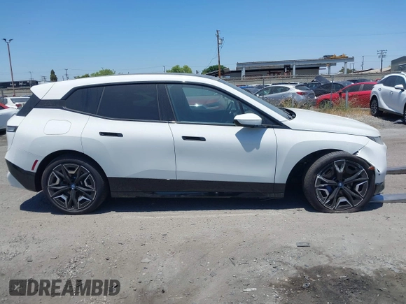 2025 BMW iX xDrive50 z VIN WB523CF07SCT17117, wystawiony jako IAAI lot #42042262 z przebiegiem 7 485 mil mil oraz . Historia ofert i sprzedaży dostępna na DreamBid. Obrazek 13.