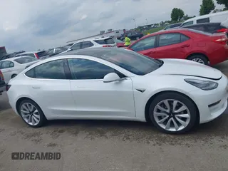 2020 Tesla Model 3 Standard Range Plus z VIN 5YJ3E1EA9LF598682, wystawiony jako IAAI lot #42247434 z przebiegiem 28 835 mil mil oraz . Historia ofert i sprzedaży dostępna na DreamBid. Obrazek 13.
