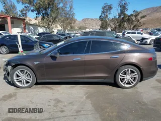 2013 Tesla Model S z VIN 5YJSA1DN4DFP19552, wystawiony jako IAAI lot #41360466 z przebiegiem 129 806 mil mil oraz . Historia ofert i sprzedaży dostępna na DreamBid. Obrazek 15.