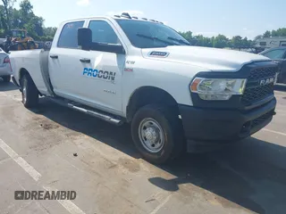 2019 Ram 2500 Tradesman z VIN 3C6UR5CJ6KG556859, wystawiony jako IAAI lot #42406339 z przebiegiem 110 789 mil mil oraz . Historia ofert i sprzedaży dostępna na DreamBid. Obrazek 1.