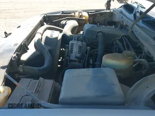 2000 Chevrolet Silverado 2500 LS с VIN 1GCFC29UXYZ114064, выставлен на аукционе IAAI как лот 43285325 с пробегом 384 890 миль миль и . История ставок и продаж доступна на DreamBid. Изображение 12.