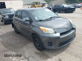 2012 Scion xD z VIN JTKKU4B4XC1027945, wystawiony jako IAAI lot #42534786 z przebiegiem 215 651 mil mil oraz . Historia ofert i sprzedaży dostępna na DreamBid. Obrazek 1.