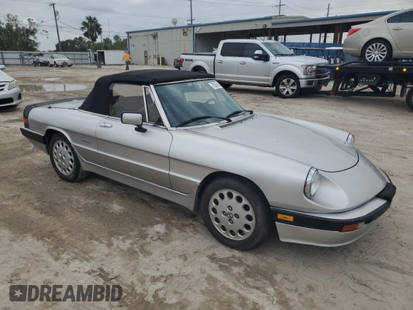 1990 Alfa Romeo Spider z VIN ZARBA12T0L6002373, wystawiony jako Copart lot #75362404 z przebiegiem 73 479 mil mil oraz Nie do naprawy • Non repairable. Historia ofert i sprzedaży dostępna na DreamBid. Obrazek 4.