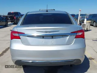 2012 Chrysler 200 Touring z VIN 1C3CCBBB1CN206356, wystawiony jako IAAI lot #41599679 z przebiegiem 286 239 mil mil oraz . Historia ofert i sprzedaży dostępna na DreamBid. Obrazek 17.