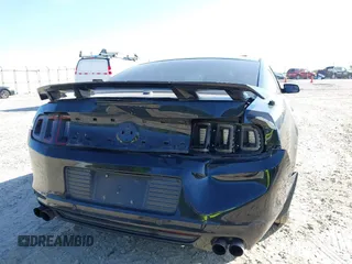 2013 Ford Mustang GT z VIN 1ZVBP8CF2D5284157, wystawiony jako IAAI lot #42050829 z przebiegiem 147 221 mil mil oraz . Historia ofert i sprzedaży dostępna na DreamBid. Obrazek 6.