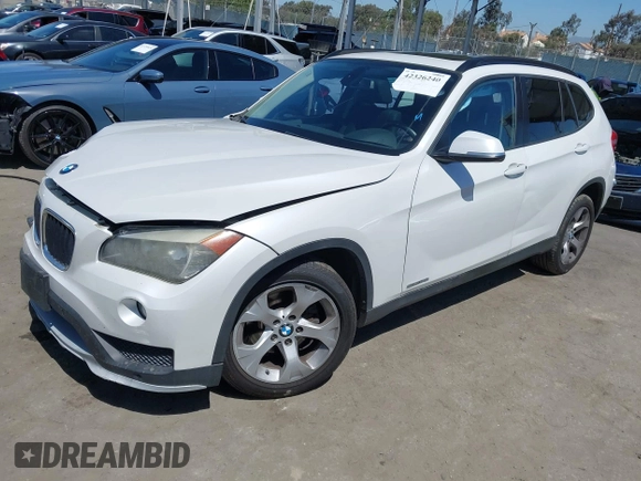 2015 BMW X1 sDrive28i z VIN WBAVM1C5XFV315999, wystawiony jako IAAI lot #42326240 z przebiegiem 120 961 mil mil oraz . Historia ofert i sprzedaży dostępna na DreamBid. Obrazek 2.
