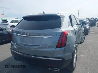 2023 Cadillac XT5 FWD Luxury z VIN 1GYKNAR49PZ137556, wystawiony jako IAAI lot #41934199 z przebiegiem 13 298 mil mil oraz . Historia ofert i sprzedaży dostępna na DreamBid. Obrazek 4.