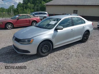 2014 Volkswagen Jetta SE z VIN 3VWD17AJ3EM246296, wystawiony jako IAAI lot #42163106 z przebiegiem 157 853 mil mil oraz . Historia ofert i sprzedaży dostępna na DreamBid. Obrazek 2.