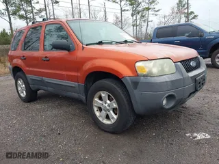 2007 Ford Escape XLT with VIN 1FMYU93177KA38867, listed as a IAAI auction lot 41652994 with 136,730 mi miles. Bid and sale history available at carsss.com. Image 1.