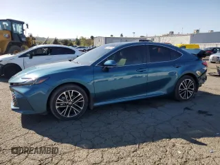 2025 Toyota Camry LE z VIN 4T1DBADK3SU502862, wystawiony jako Copart lot #51853575 z przebiegiem 31 601 mil mil oraz Szkoda całkowita • Salvage title. Historia ofert i sprzedaży dostępna na DreamBid. Obrazek 1.