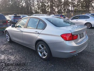 2015 BMW 3 Series 328i xDrive z VIN WBA3B5C56FF962334, wystawiony jako IAAI lot #41323621 z przebiegiem 33 419 mil mil oraz . Historia ofert i sprzedaży dostępna na DreamBid. Obrazek 3.