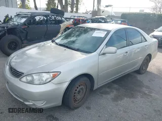2005 Toyota Camry STD z VIN 4T1BE32K45U399095, wystawiony jako IAAI lot #41609211 z przebiegiem 244 705 mil mil oraz . Historia ofert i sprzedaży dostępna na DreamBid. Obrazek 2.