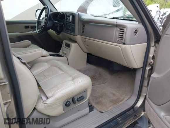 2000 Chevrolet Suburban LT with VIN 3GNFK16T0YG143198, listed as a IAAI auction lot 41992700 with 241,629 mi miles. Bid and sale history available at carsss.com. Image 5.