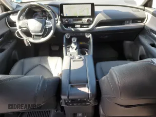 2024 Toyota Highlander XLE z VIN 5TDAAAB50RS048897, wystawiony jako Copart lot #48154395 z przebiegiem 14 789 mil mil oraz Szkoda całkowita • Salvage title. Historia ofert i sprzedaży dostępna na DreamBid. Obrazek 8.