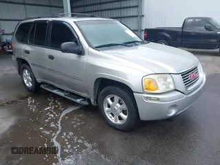 2006 GMC Envoy SLE z VIN 1GKDS13S862132536, wystawiony jako IAAI lot #42132472 z przebiegiem 275 871 mil mil oraz . Historia ofert i sprzedaży dostępna na DreamBid. Obrazek 1.