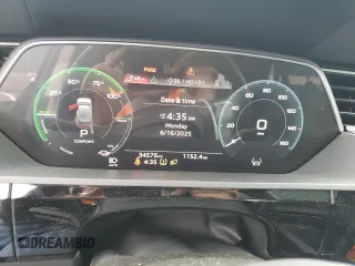 2021 Audi e-tron Prestige z VIN WA1VAAGE2MB004310, wystawiony jako Copart lot #60638165 z przebiegiem 34 576 mil mil oraz Szkoda całkowita • Salvage title. Historia ofert i sprzedaży dostępna na DreamBid. Obrazek 9.
