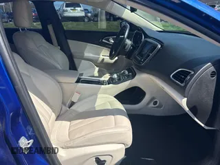 2015 Chrysler 200 C z VIN 1C3CCCEG6FN583251, wystawiony jako Copart lot #54969025 z przebiegiem 86 173 mil mil oraz Tytuł czysty. Historia ofert i sprzedaży dostępna na DreamBid. Obrazek 5.