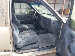 2000 GMC Sonoma SLS with VIN 1GTDT19W6Y8197873, listed as a IAAI auction lot 42195920 with 118,061 mi miles and . Bid and sale history available at DreamBid. Image 5.