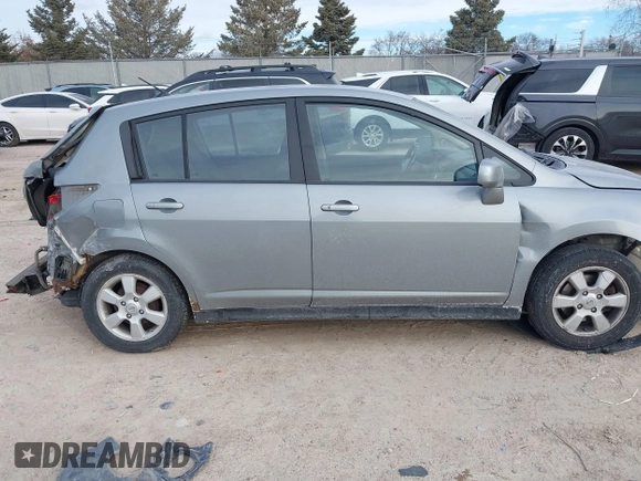 2007 Nissan Versa SL z VIN 3N1BC13E57L379798, wystawiony jako IAAI lot #41458835 z przebiegiem 136 459 mil mil oraz . Historia ofert i sprzedaży dostępna na DreamBid. Obrazek 13.
