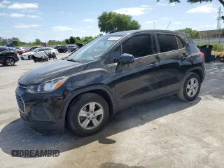 2020 Chevrolet Trax LS z VIN KL7CJKSB6LB331238, wystawiony jako Copart lot #55275435 z przebiegiem 67 784 mil mil oraz Nie do naprawy • Non repairable. Historia ofert i sprzedaży dostępna na DreamBid. Obrazek 1.