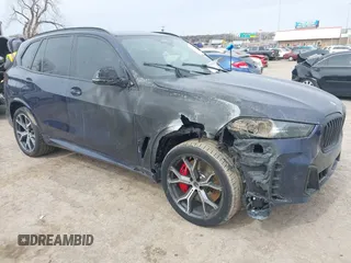 2025 BMW X5 xDrive50e z VIN 5UX43EU02S9Y46403, wystawiony jako IAAI lot #41735256 z przebiegiem 1 409 mil mil oraz . Historia ofert i sprzedaży dostępna na DreamBid. Obrazek 1.