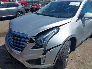 2017 Cadillac XT5 Luxury FWD z VIN 1GYKNBRS6HZ231609, wystawiony jako IAAI lot #42043791 z przebiegiem 106 594 mil mil oraz . Historia ofert i sprzedaży dostępna na DreamBid. Obrazek 6.